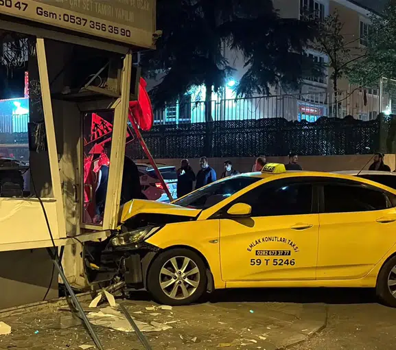 Çorlu'da gece yarısı dehşeti: Alkollü sürücü dükkana daldı
