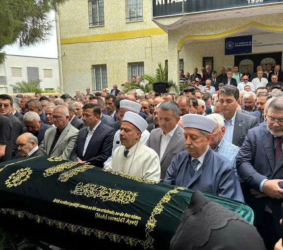 İzmir siyasetinde hüzünlü veda: Burhan Özfatura son yolculuğuna uğurlandı