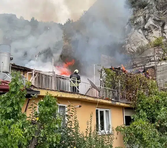 Tatbikat yolunda beklenmedik müdahale: Pekmez ocağı evi küle çevirdi