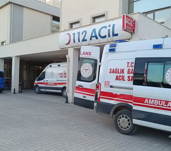 Besni'de korkunç çarpışma: Hafriyat kamyonu ile otomobil hurdaya döndü