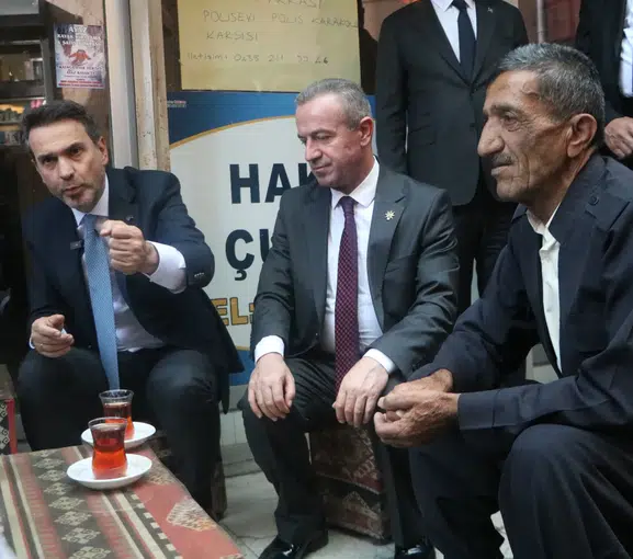 Hakkari'de maden müjdesi: Bakan Bayraktar esnafla çay içip gelecek planlarını anlattı