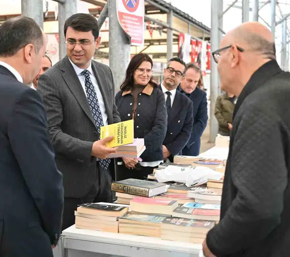 Uşak'ta edebiyat rüzgarı: Vali Kartal fuar alanında incelemelerde bulundu