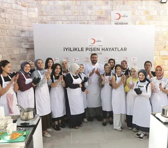 Depremin izlerini mutfakta siliyorlar: Osmaniyeli kadınlar Nevşehir'de şeflik eğitimi aldı