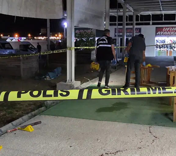 Park yeri kavgası kanlı bitti: İki kişi ölümle pençeleşiyor