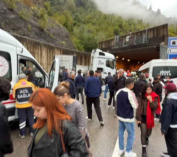 Bartın-Karabük yolunda tünel çıkışında can pazarı: Bir sürücü hayatını kaybetti