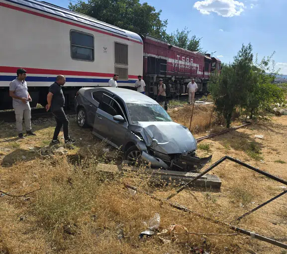 Bingöl'de tren yolu faciası ucuz atlatıldı: Hemzemin geçitte korku dolu anlar