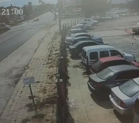 Düzce'de dehşet anları: Güvenlik kamerasına yansıyan çarpışma üç kişiyi hastanelik etti