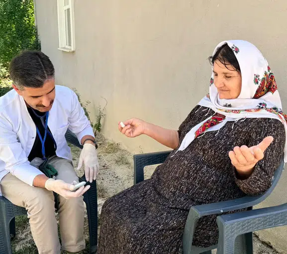 İran sınırının en uç noktasında sağlık seferberliği: Köy köy dolaşıp tarama yapıyorlar