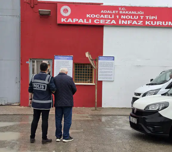 Yarım asırlık hapis cezasıyla aranıyordu: Derince'de yakayı ele verdi