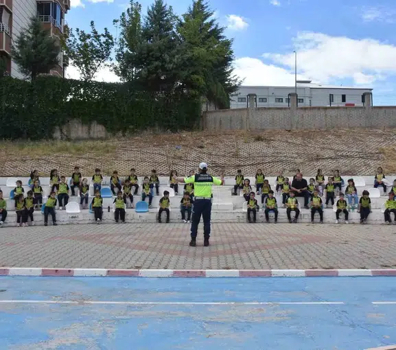 Minik öğrencilere trafik dersi: Siirt'te geleceğin sürücüleri sahada yetişiyor