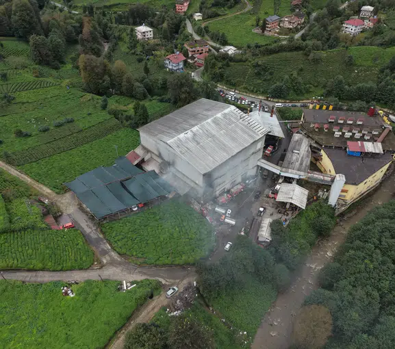 Çayeli'nde korku dolu anlar: Fabrika deposunu alevler teslim aldı
