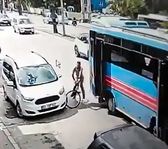 Adana'da dehşet anları: Otobüsün açık kapısı bisikletliyi yola savurdu