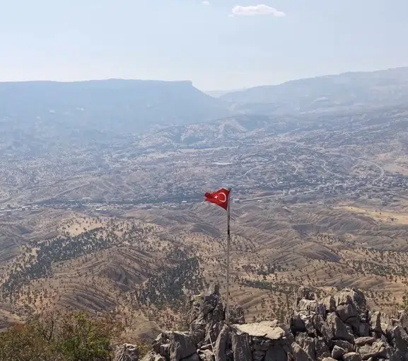Hakkari'de 2 bin rakımlı tepede anlamlı değişim: Gazeteciden örnek davranış