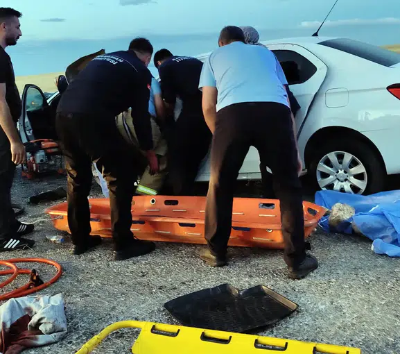 Mutluluk yolculuğu acı bitti: Düğün konvoyunda feci kaza