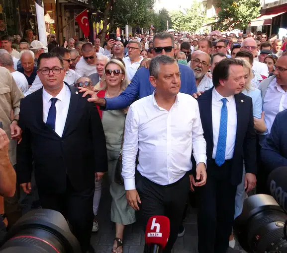 Özgür Özel'den çiftçiye geçim garantisi: Otoyol müteahhitlerine var da köylüye neden yok?