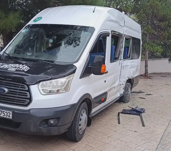 Amasya'da sabah trafiğinde korku dolu anlar: Öğrenci servisi ile halk otobüsü çarpıştı