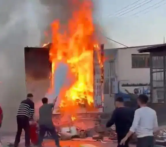 Kars'ta korku dolu anlar: Ev eşyası taşıyan TIR alevlere teslim oldu