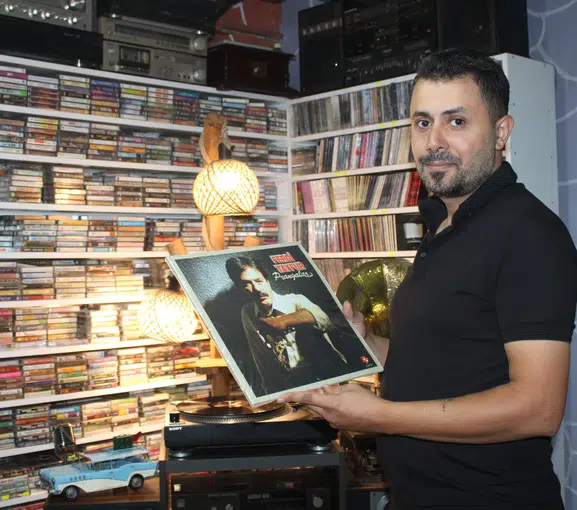 Eşinin doğum günü hediyesiyle başladı: 25 metrekarelik odada 15 bin parçalık zaman tüneli