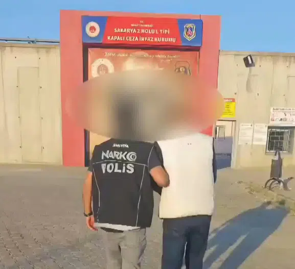 Arifiye terminalinde narkotik baskını: İstanbul bağlantılı zehir taciri yakayı ele verdi