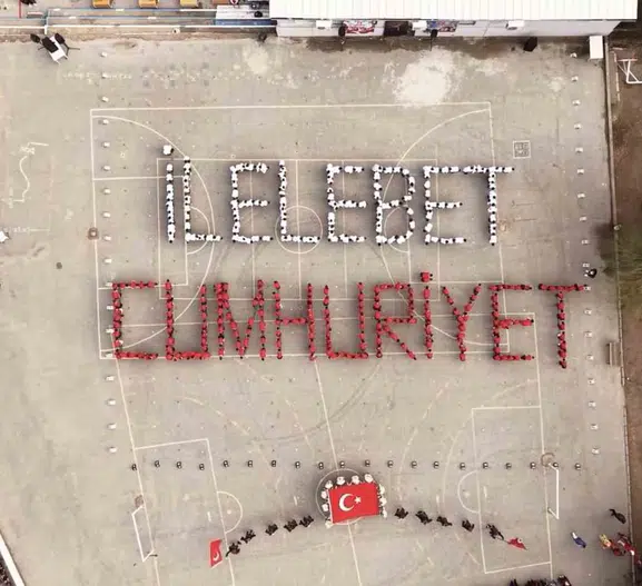 Buca'da miniklerden gökyüzünden okunan Cumhuriyet mesajı
