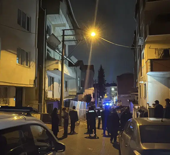 Darıca'da gece yarısı korkutan çökme: Metruk binada tehlike çanları çalıyor