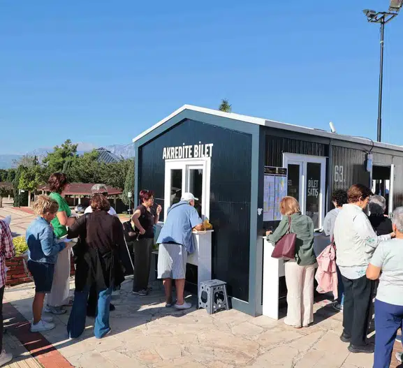 Antalya'da sinema şöleni: Bilet kuyrukları AKM'ye taştı