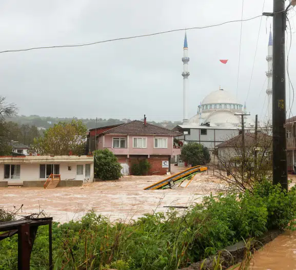 Sakarya'da kabus dolu saatler: Yüzlerce öğrenci yurtta mahsur kaldı