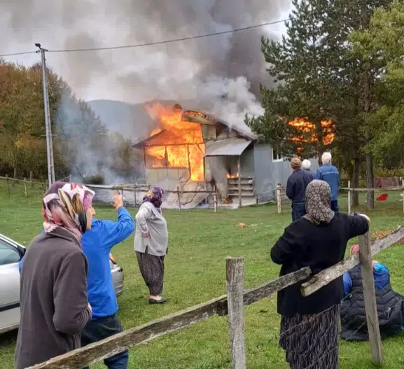 Akyazı'da korku dolu anlar: Alevlere teslim olan ev küle döndü