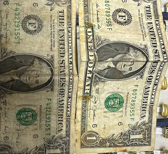 Kuyumcu tezgahının altındaki gizli bölmeden çıkanlar şoke etti: F serisi dolarlar ve şüpheli altın trafiği