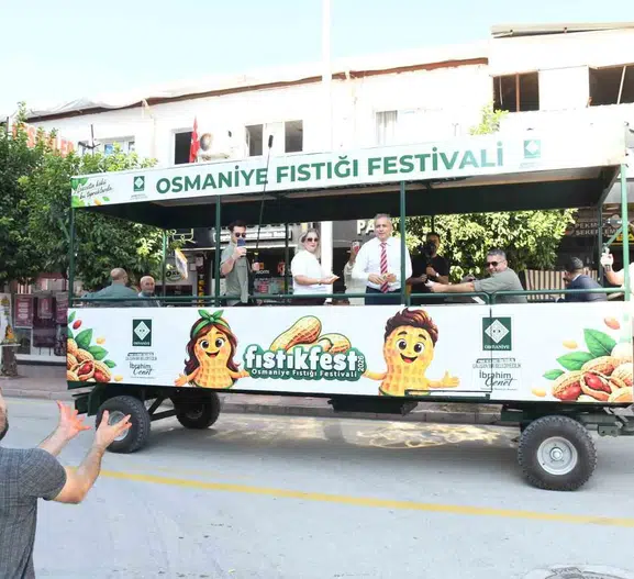 Osmaniye sokaklarında traktörle fıstık şöleni: Başkan Çenet hasat coşkusunu şehre taşıdı