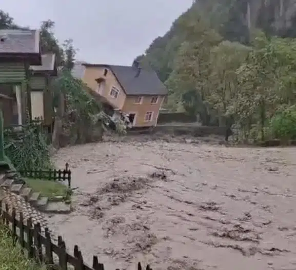 Sapanca'da kabus dolu anlar: İki katlı villa saniyeler içinde sulara gömüldü