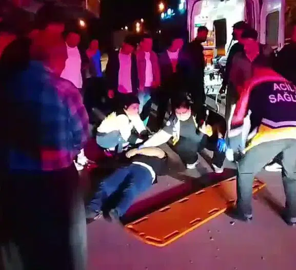 Kozan'da gece yarısı şiddetli çarpışma: Park halindeki araca çarpan otomobilde iki kişi yaralandı
