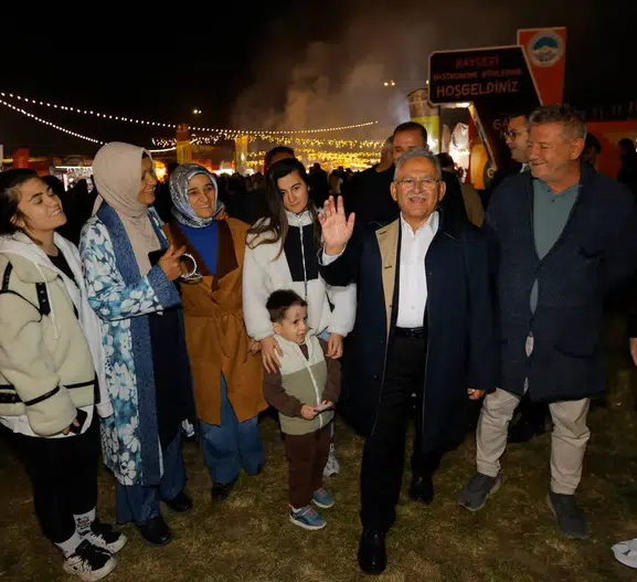 Kayseri'nin lezzet şöleni Millet Bahçesi'ne sığmadı: Başkan Büyükkılıç vatandaşla buluştu
