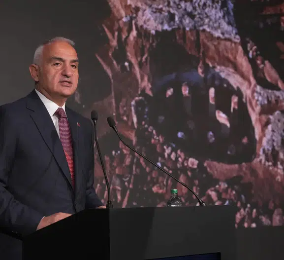 Turizmde rekor üstüne rekor: Bakan Ersoy 65 milyar dolarlık hedefi işaret etti
