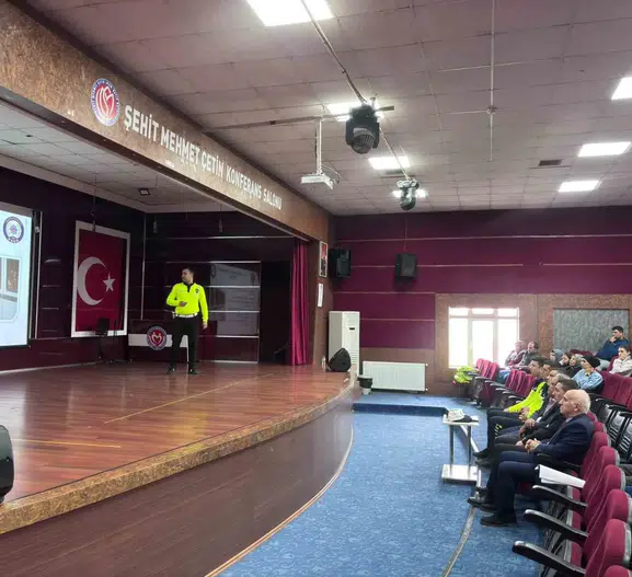 Uşak'ta servis şoförlerine kritik trafik eğitimi: Öğrencilerin güvenliği için yeni dönem