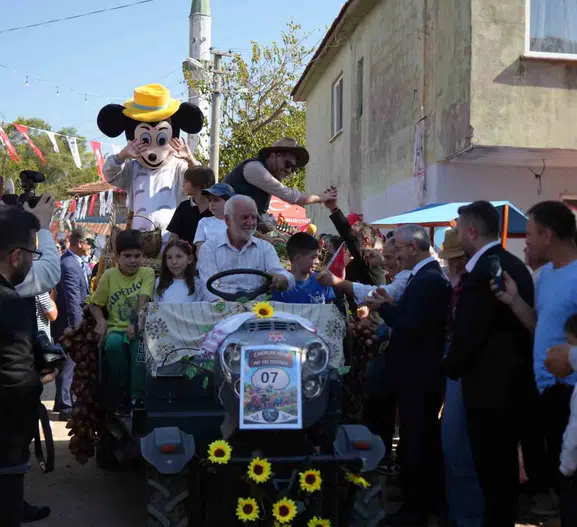 Tarlaların emektar araçları bu kez podyuma çıktı: Patpatlar gelin gibi süslendi