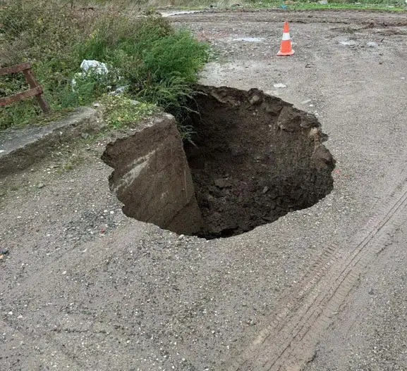 Çanakkale'de doğa öfkesini kustu: Köprü yolu çöktü, tekneler karaya sürüklendi