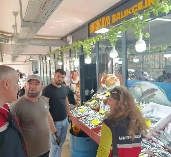Buharkent pazarında sıkı takip: Sağlıklı gıda için denetim mesaisi