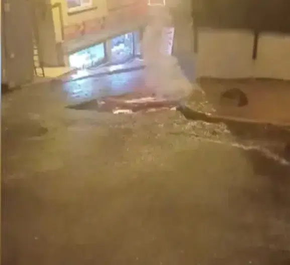 Beyoğlu'nda korkutan anlar: Yağmurla birlikte sokak ortasında alevler yükseldi