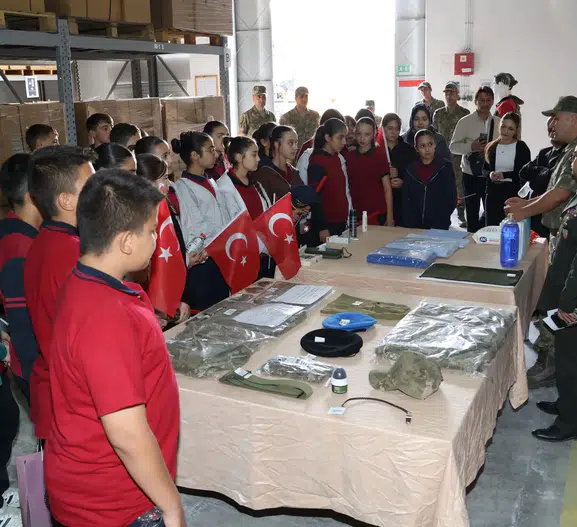 Kışla kapıları öğrencilere açıldı: Mehmetçik ile omuz omuza bir gün