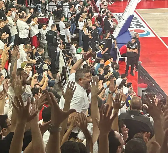 Başkanlık koltuğunu bıraktı, tribündeki eski yerine döndü: Karşıyaka'da şaşırtan görüntü