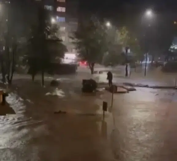 Ayazağa'da dehşet anları: Sel sularına kapılan vatandaş hayatta kalmak için kulaç attı