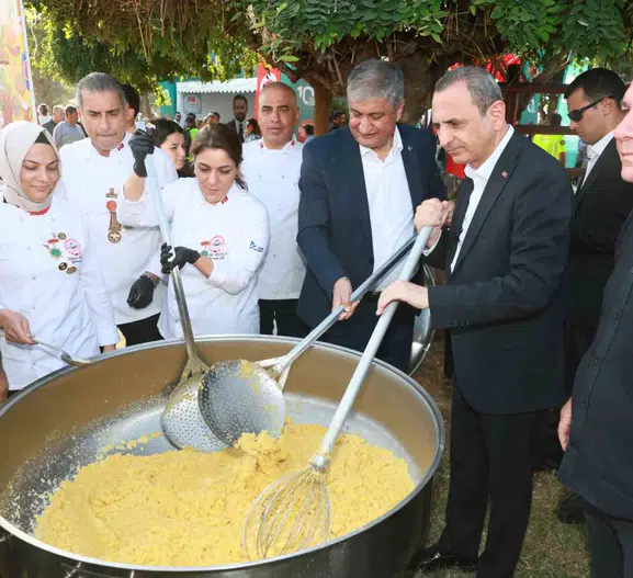 Adana'nın gastronomi şöleninde Yüreğir rüzgarı: Helva kazanı başında sürpriz ziyaret