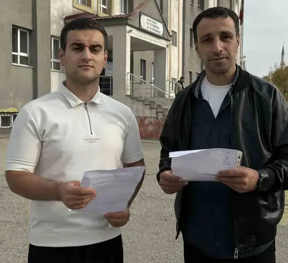 Yüksekova'da sıra dışı sınav günü: Baba ve oğul aynı okulun koridorlarında ter döktü