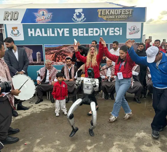 Şanlıurfa'da teknoloji ve gelenek buluştu: Robot davul zurna eşliğinde göbek attı