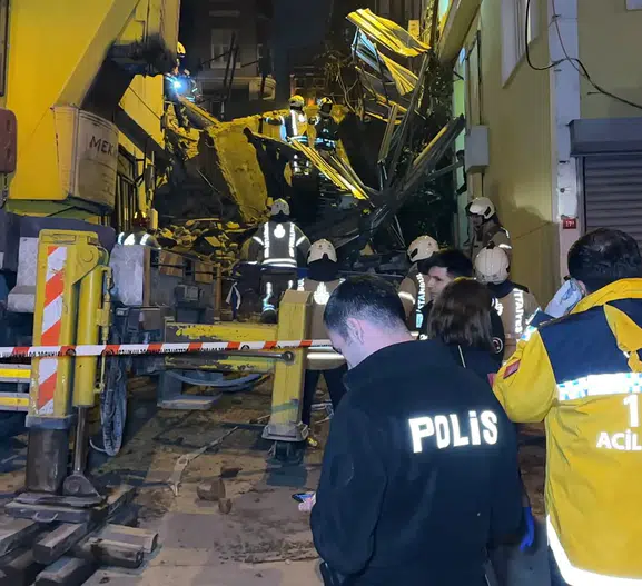Beyoğlu'nda gece yarısı dehşeti: Beş katlı yapı bir anda yerle bir oldu