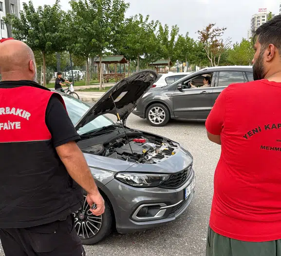 İtfaiyenin pes ettiği noktada vatandaşlar devreye girdi: Otomobilin kaputuna gizlenen davetsiz misafir