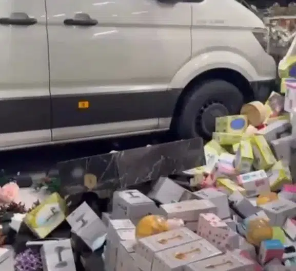 Bursa'da saniyelerle gelen mucize: Mağaza vitrininden giren minibüs dehşet saçtı
