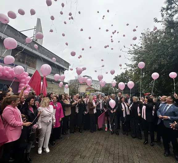 Edirne'de parke üzerinde pembe dayanışma: Sağlıkçılar erken tanı için sahaya indi