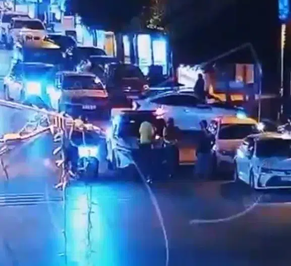 Saniyelerle yarıştı: Boğulmak üzere olan sürücüye polis eli değdi